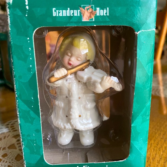 Collectible porcelain Angel figurines six piece Retired set. - Picture 6 of 9